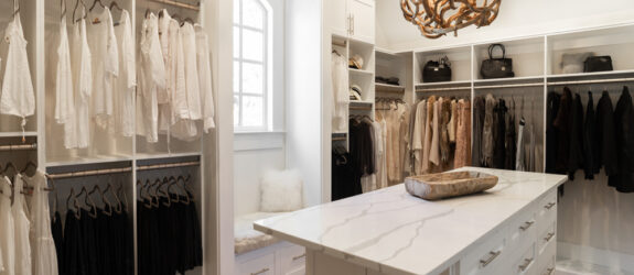 walk-in-custom-closet-with-wideview